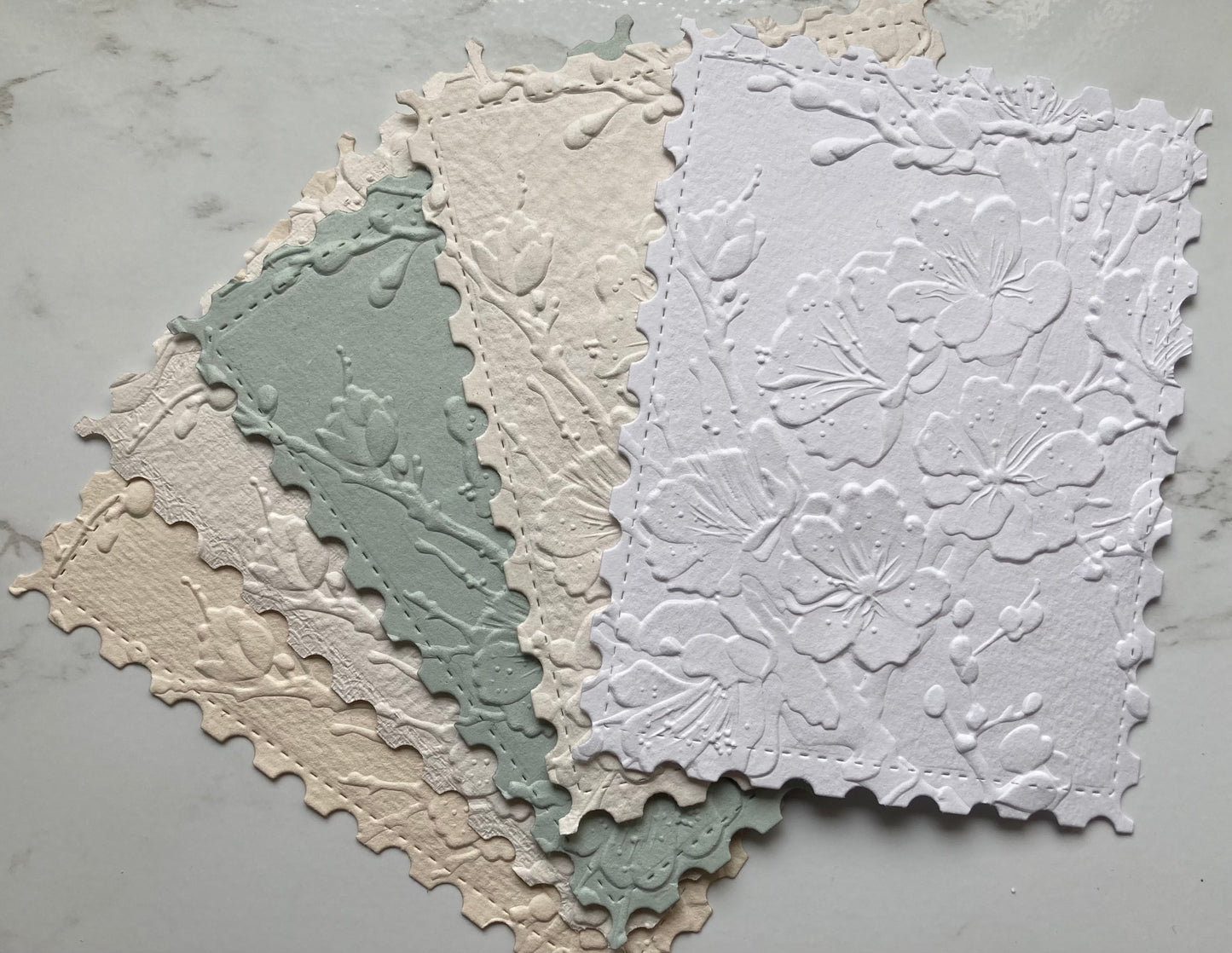En stock / Lot de 10 papiers gaufrés - artisanal - handmade paper