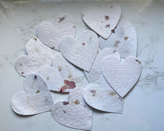 En stock / Lot de 10 étiquettes coeurs avec pétales de roses  - papier artisanal - handmade paper