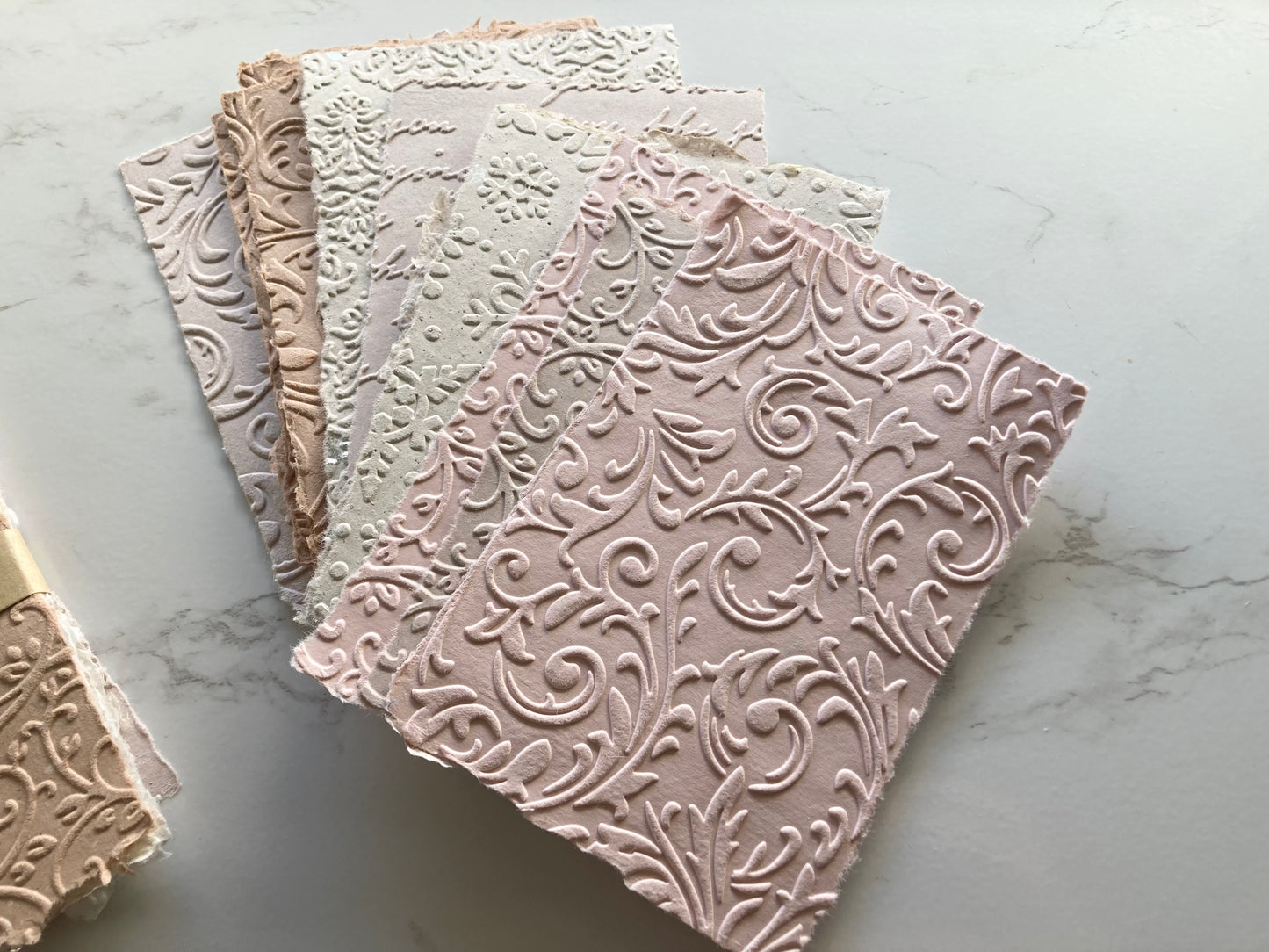 En stock / Lot de 10 papiers gaufrés - artisanal - handmade paper