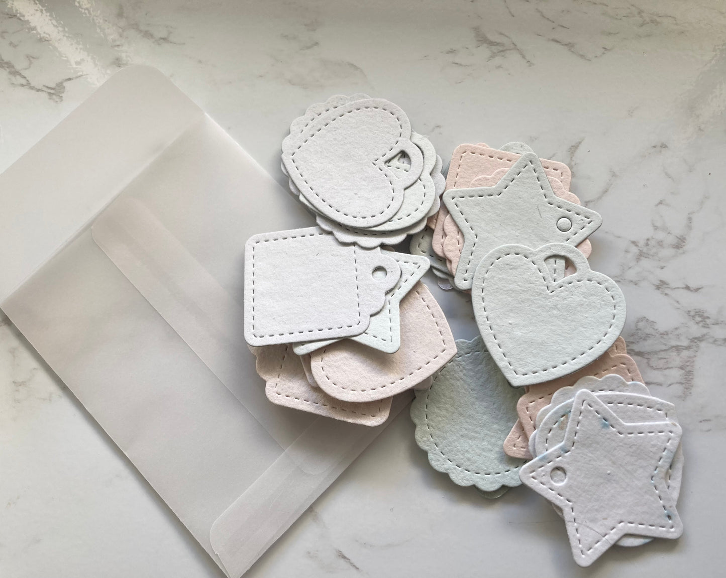 En stock / Lot de 30 étiquettes-  papier artisanal - handmade paper