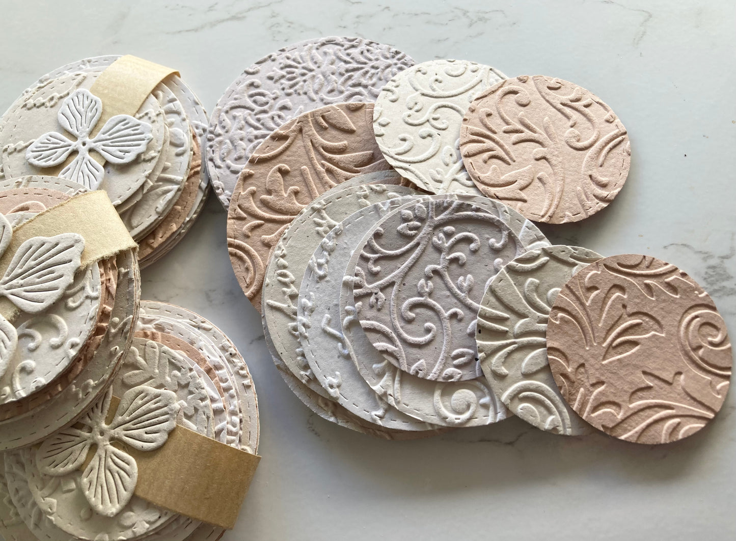 En stock / Lot de 15 cercles gaufrés - papier artisanal - handmade paper