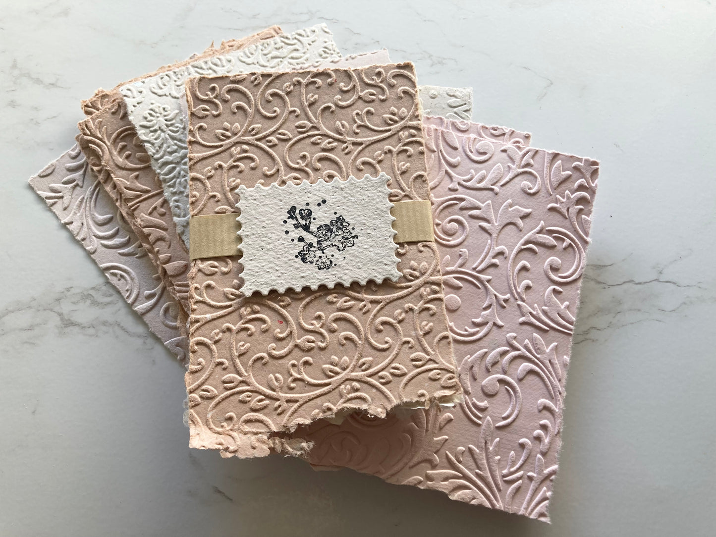 En stock / Lot de 10  papiers gaufrés - artisanal - handmade paper