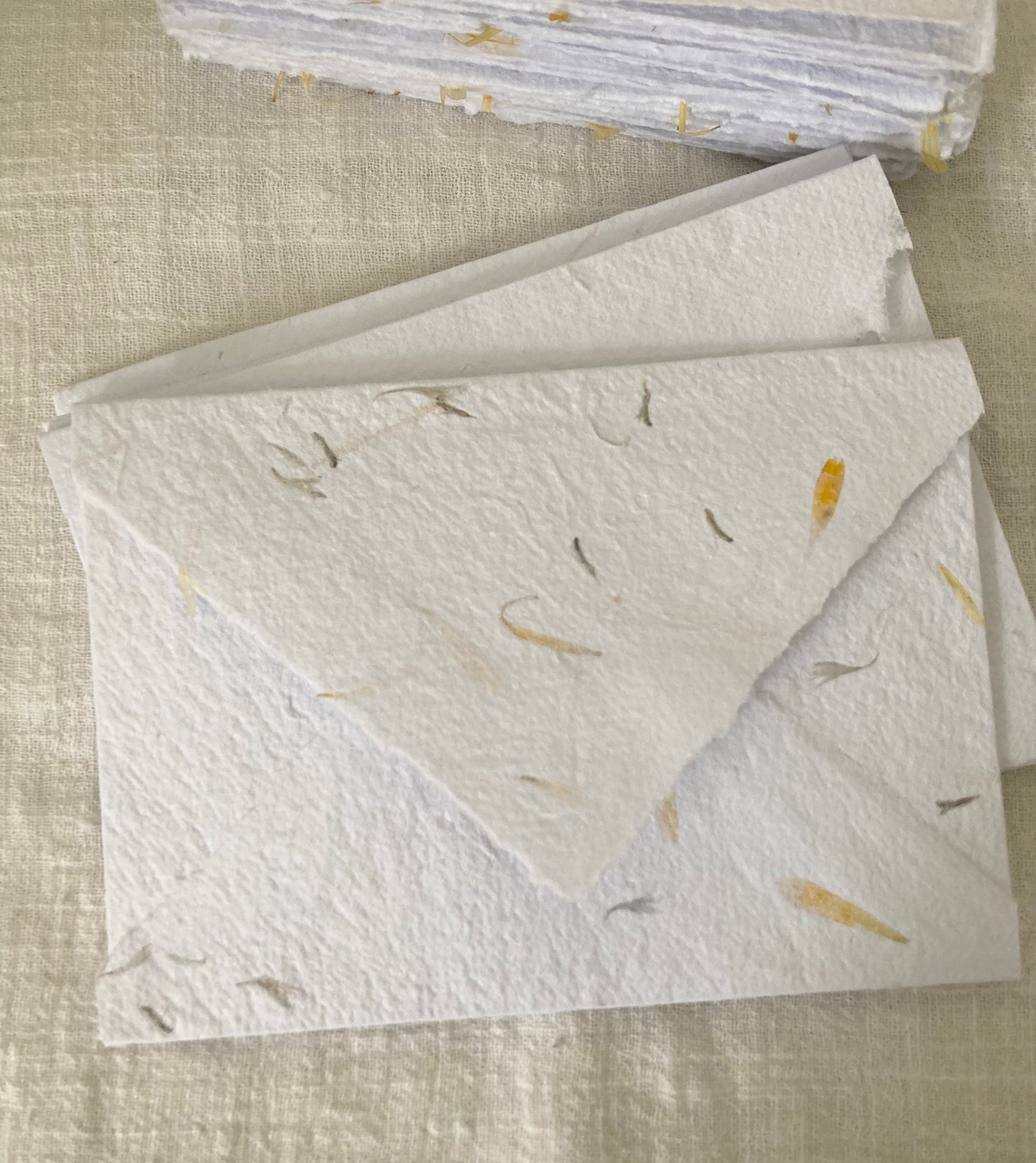 ENVELOPPES avec fleurs C6/ A6 Blanc 250 gsm - Papier fait-main papier artisanal - papeterie