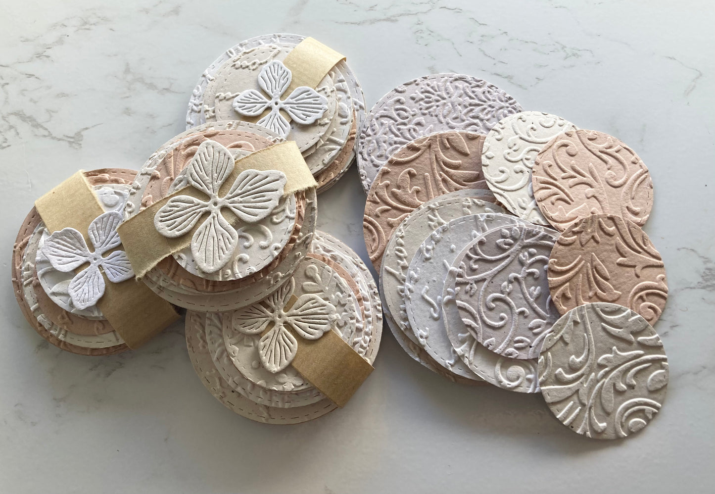 En stock / Lot de 15 cercles gaufrés - papier artisanal - handmade paper
