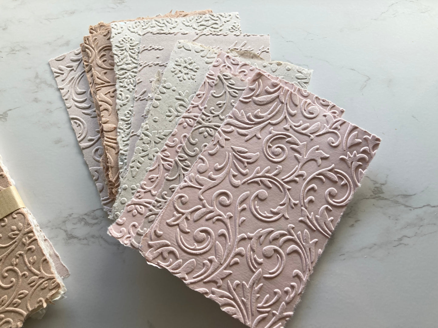 En stock / Lot de 10  papiers gaufrés - artisanal - handmade paper